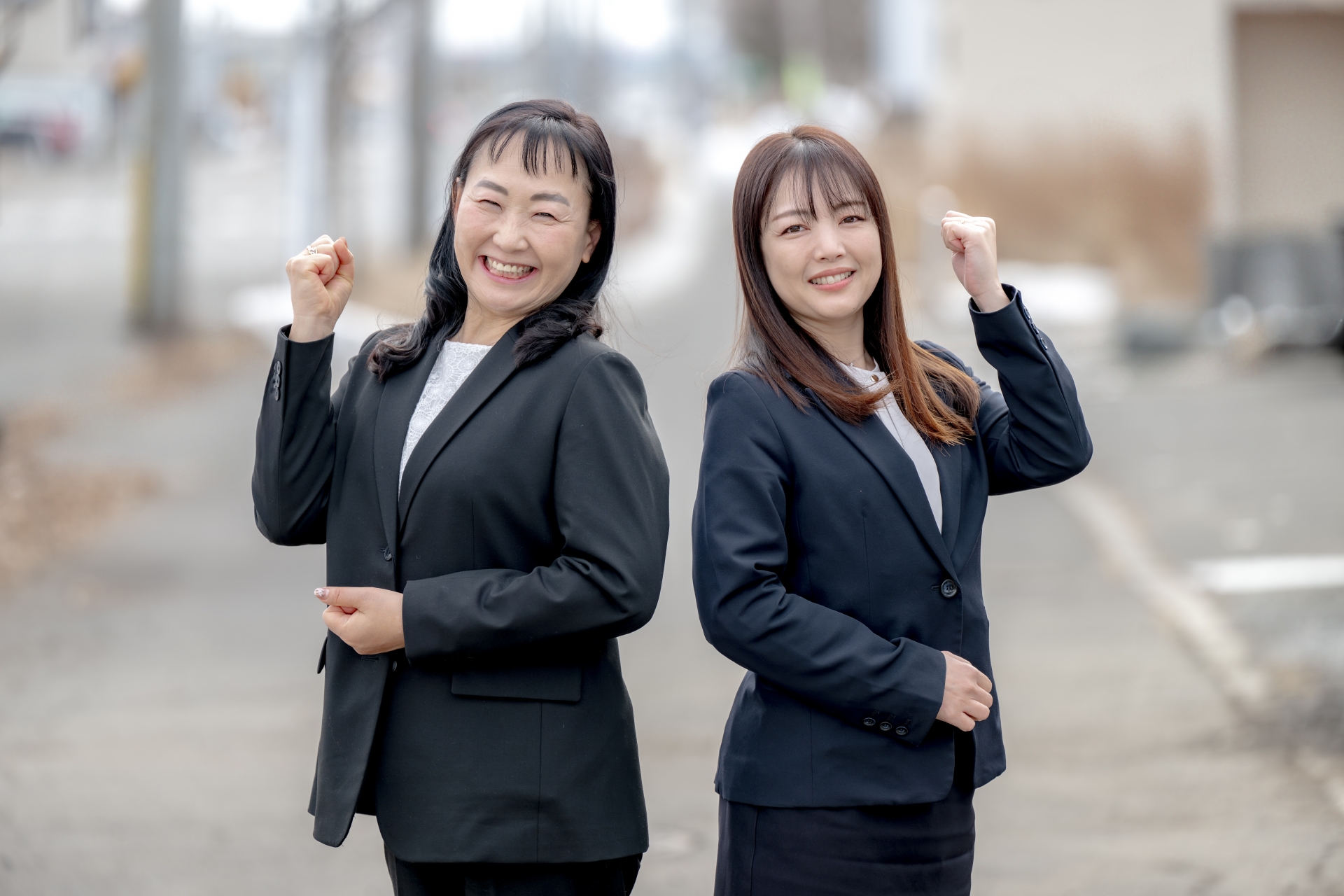 ガッツポーズする2人のビジネスウーマン