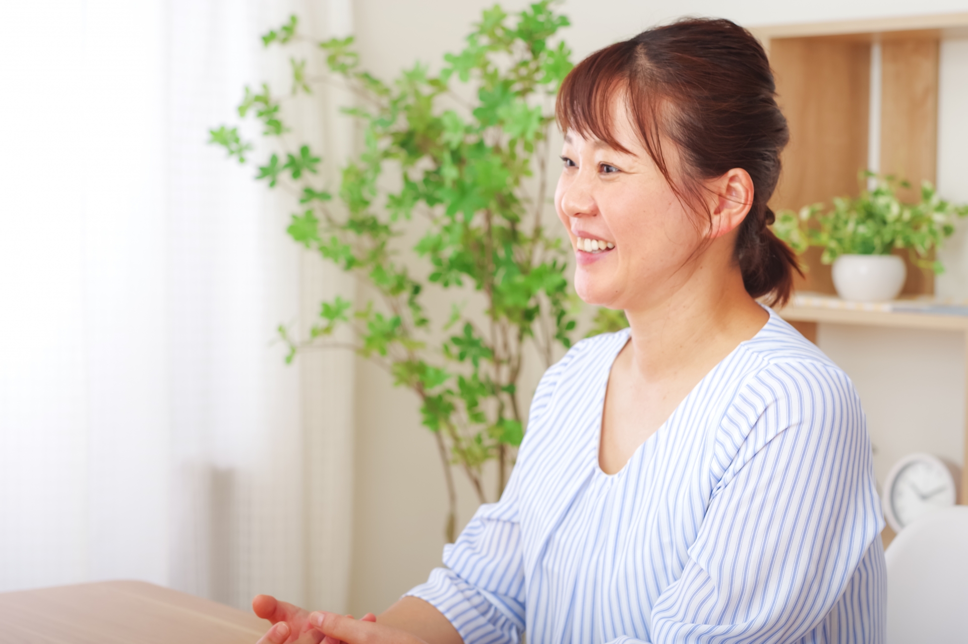 話している女性