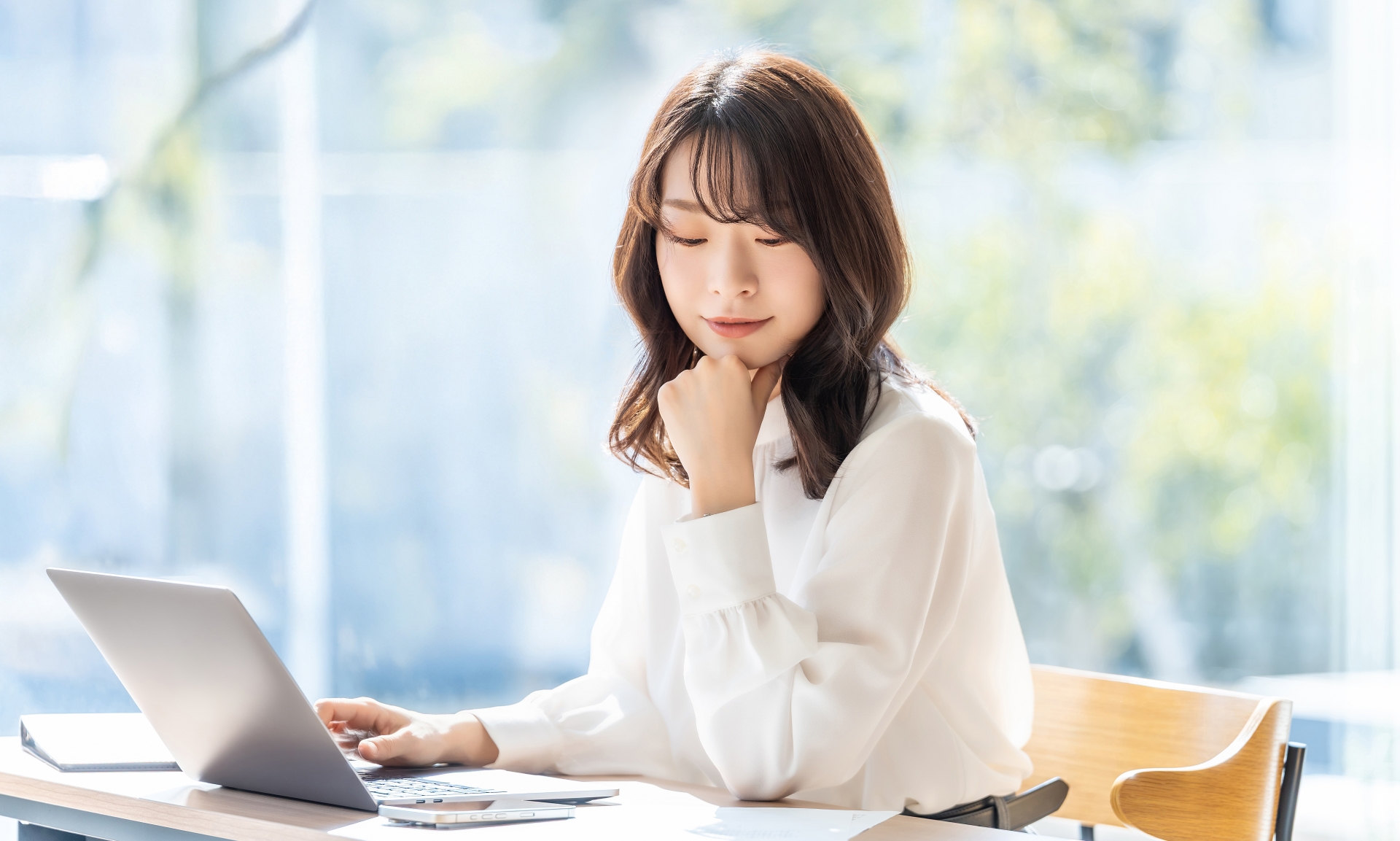 勉強する女性