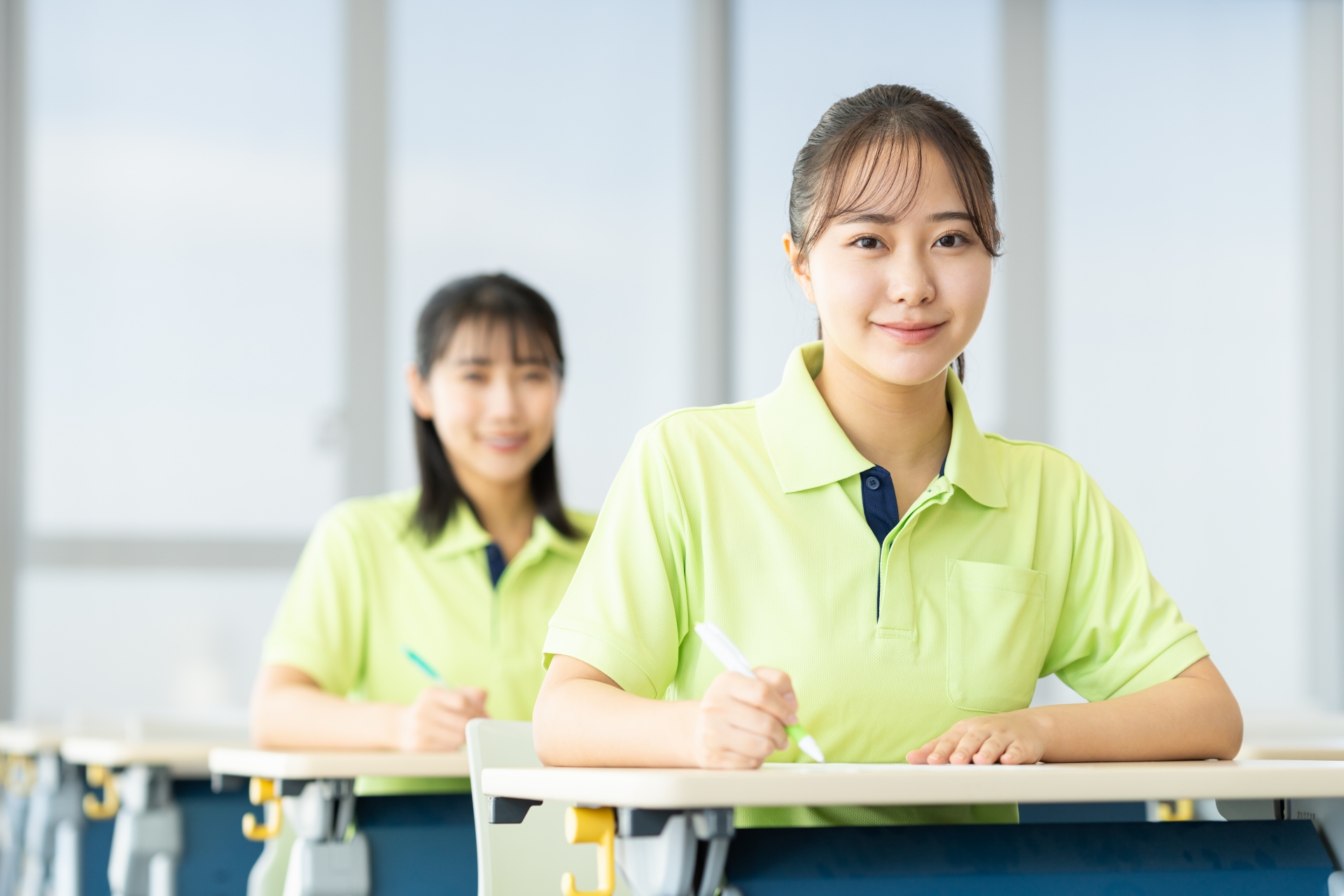 勉強する介護士