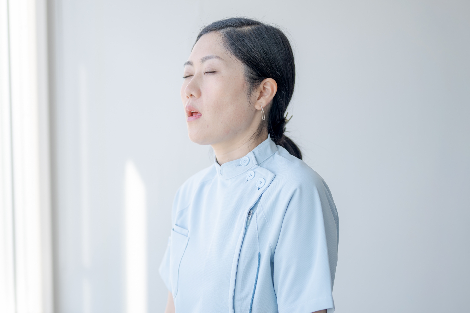 立ち眩む女性