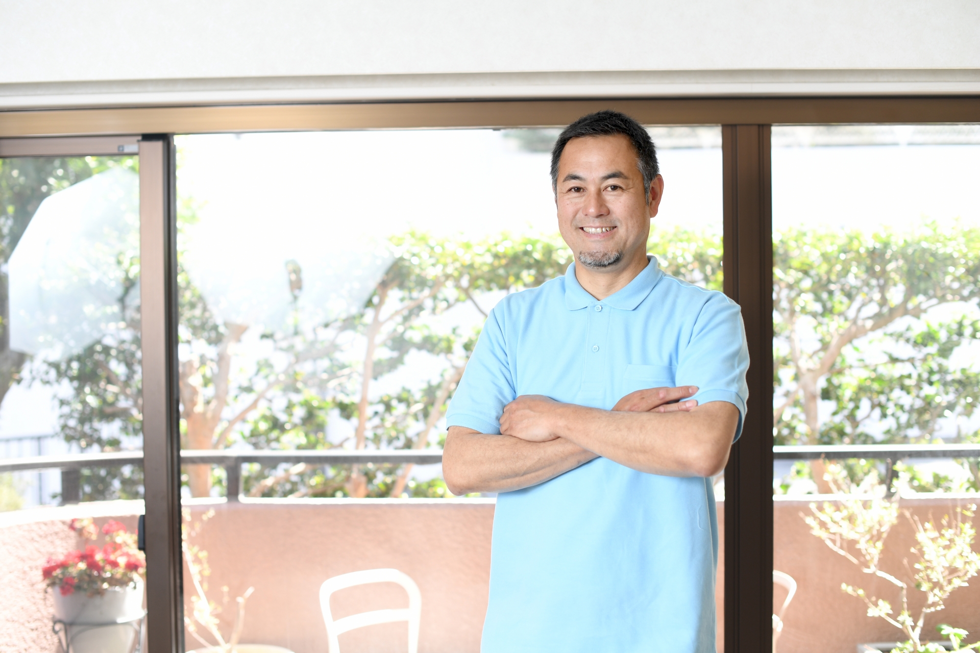 腕を組む男性