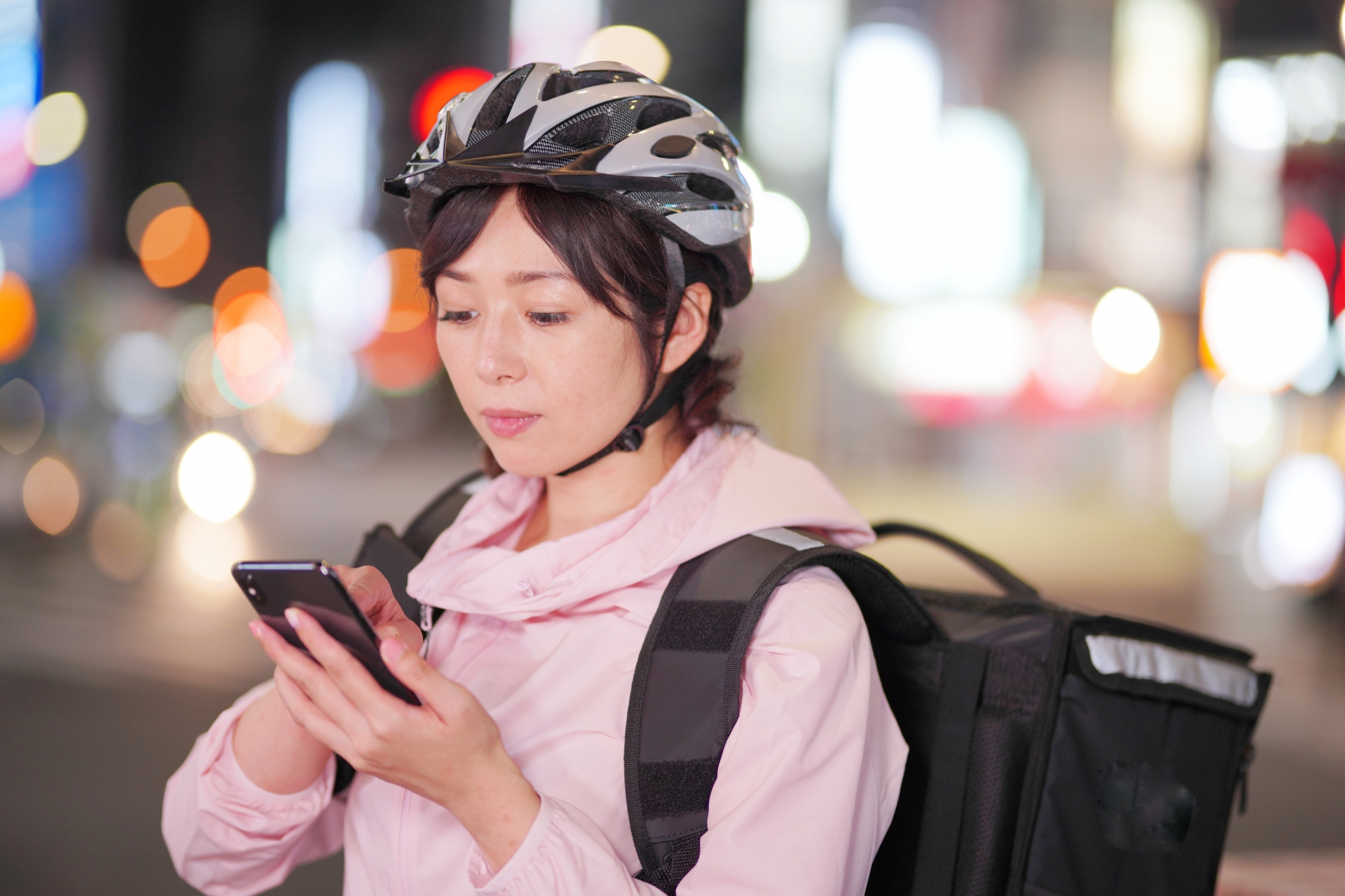 スマホを操作する女性