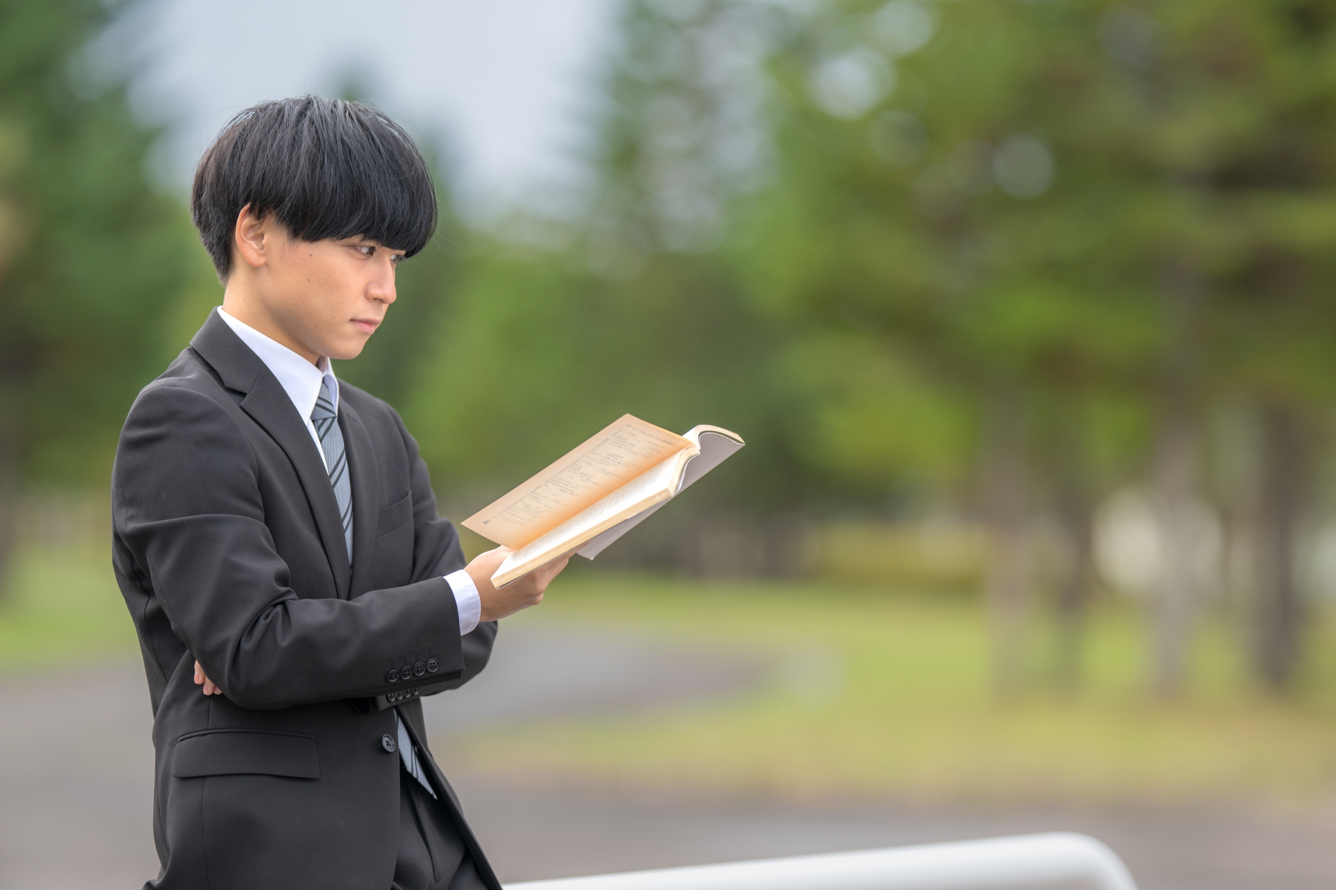 読書する男性