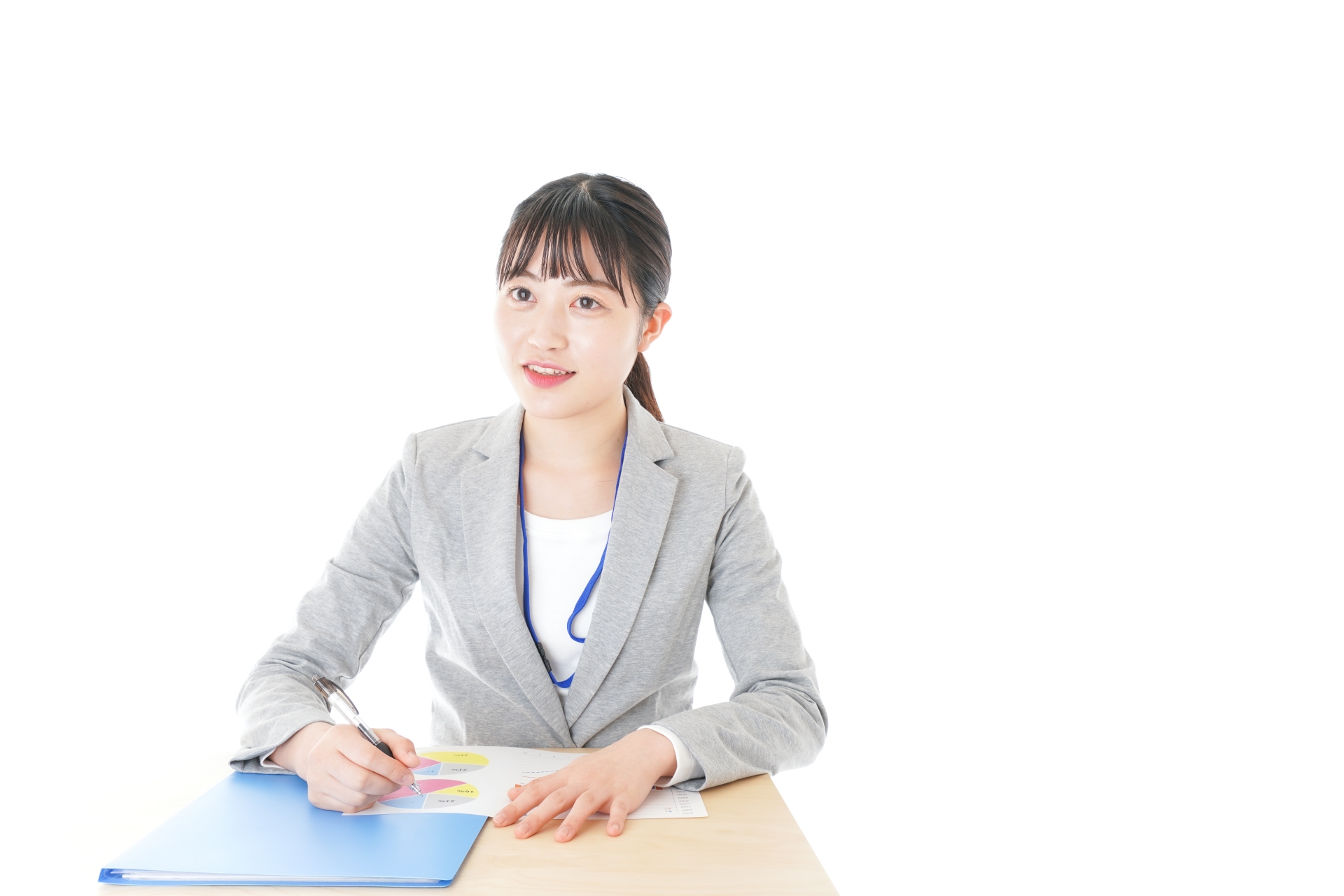 オフィスで働く若いビジネスウーマン