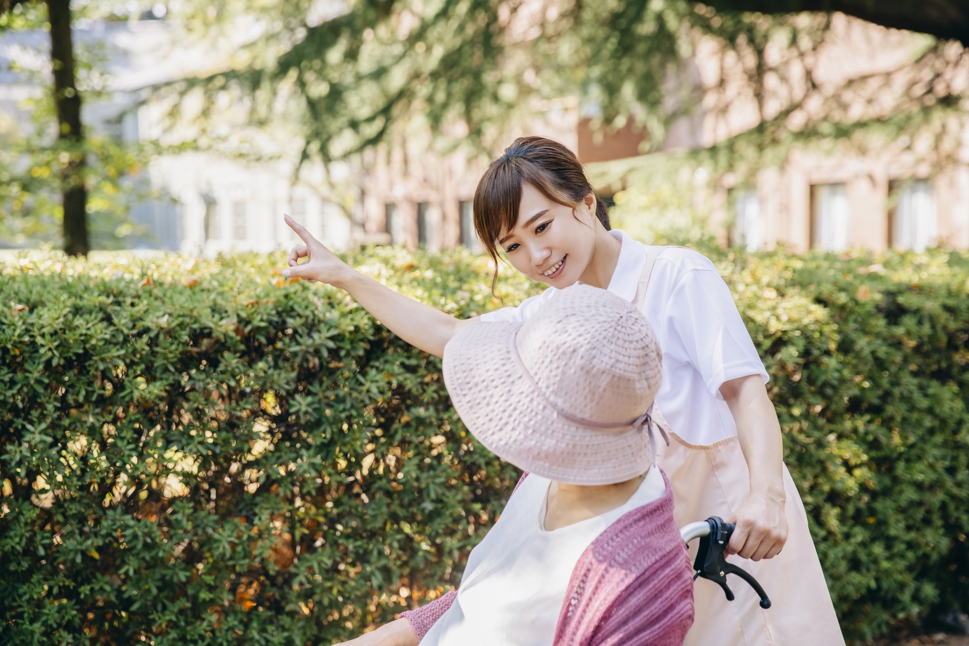 車椅子を押す女性