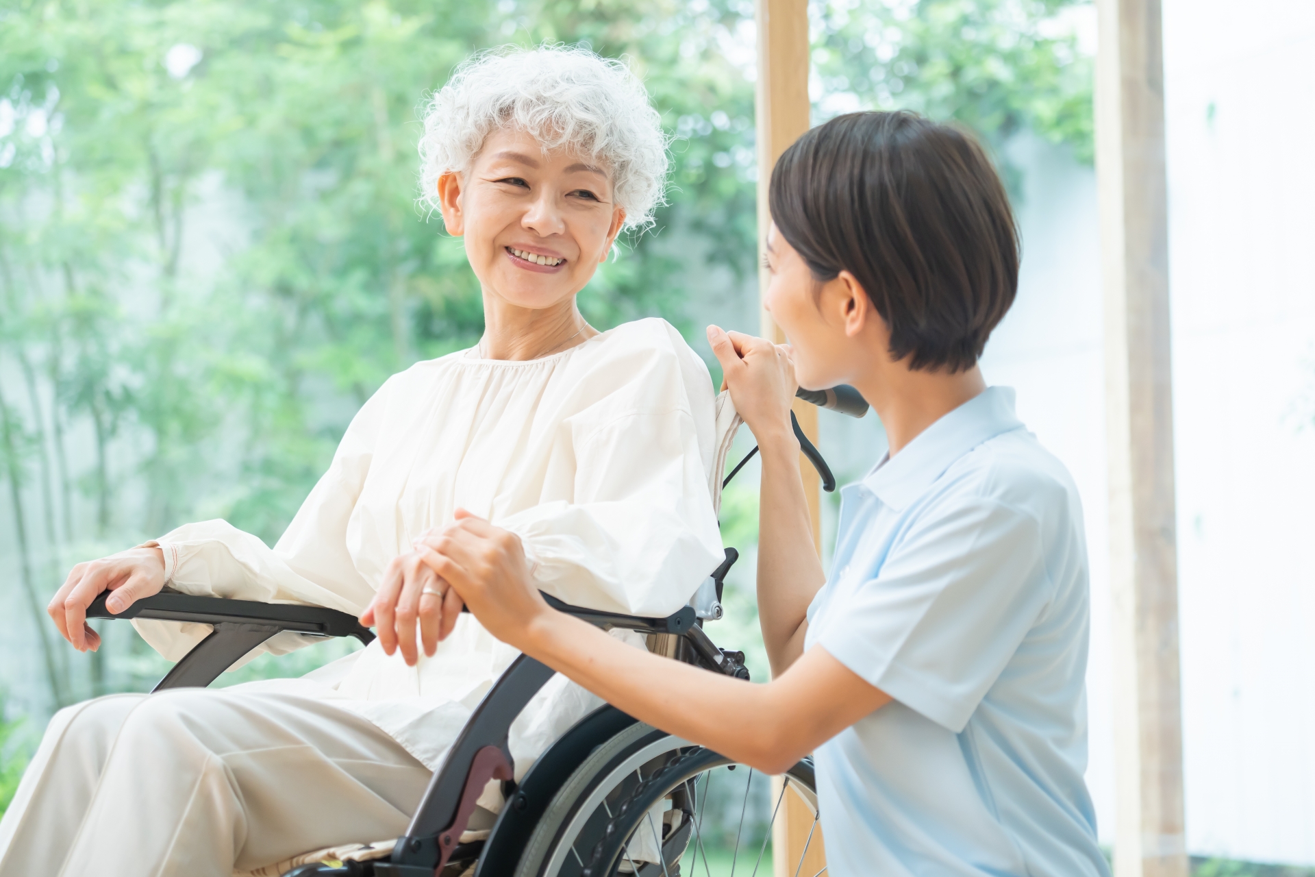 笑顔で話す女性たち