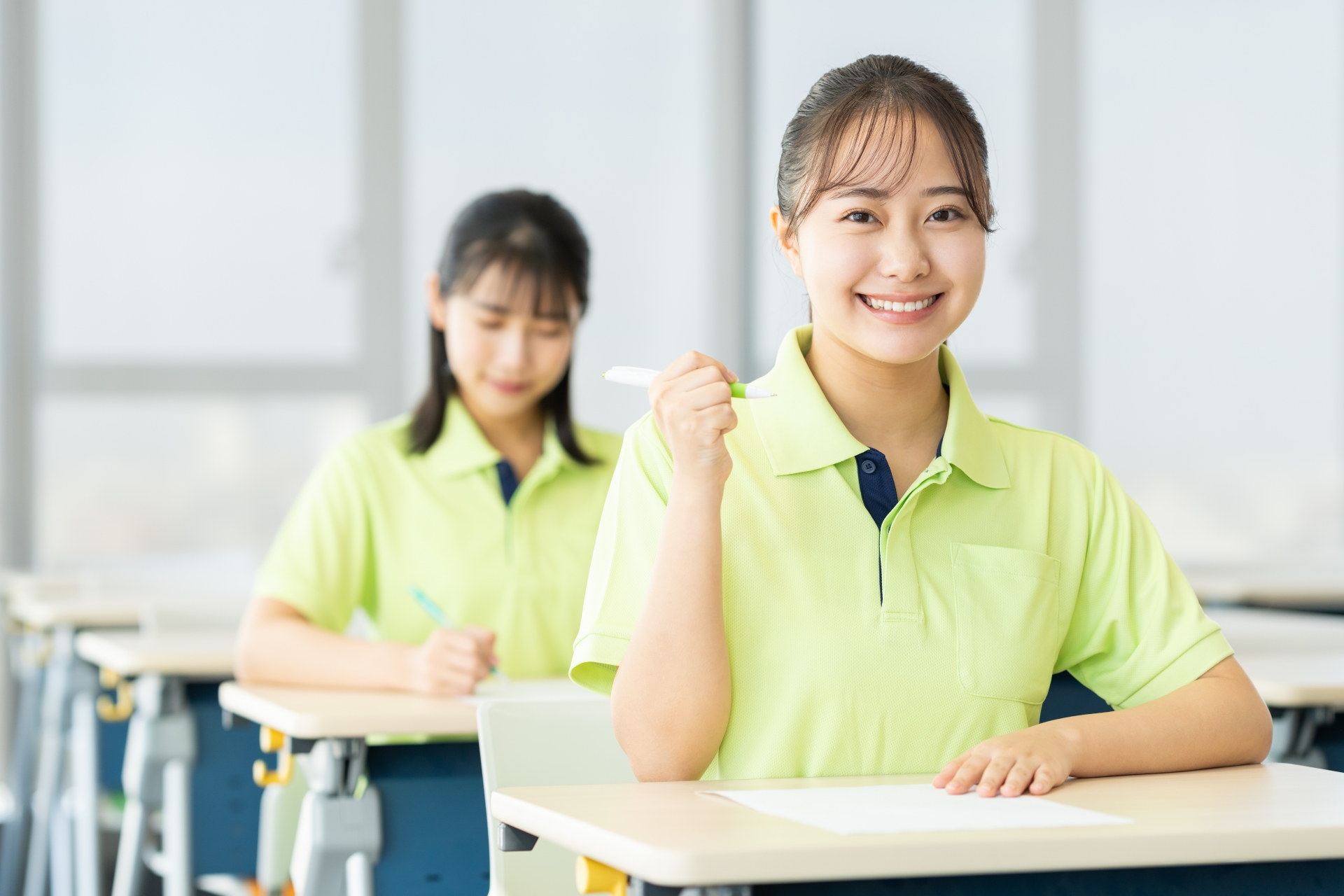 試験を受ける女性