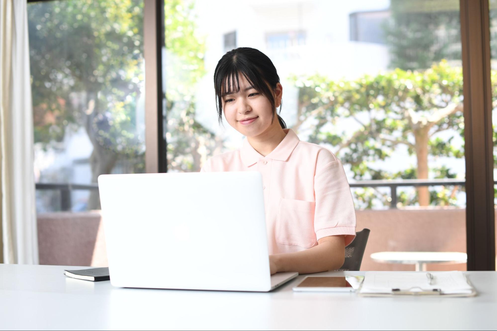 PC作業をする女性スタッフ