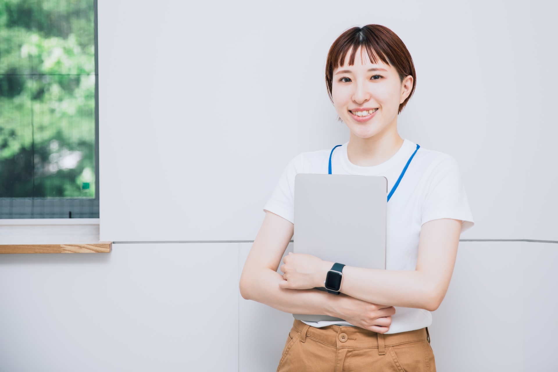 パソコンを抱える女性