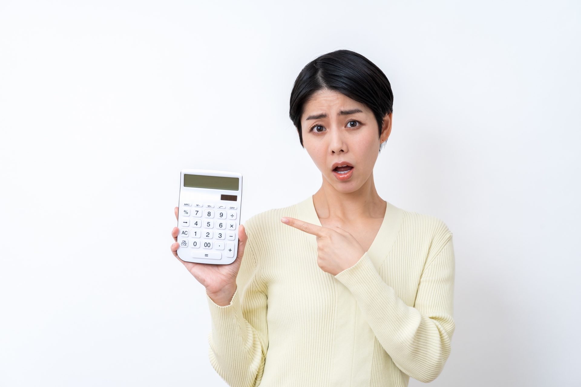 電卓を指す女性