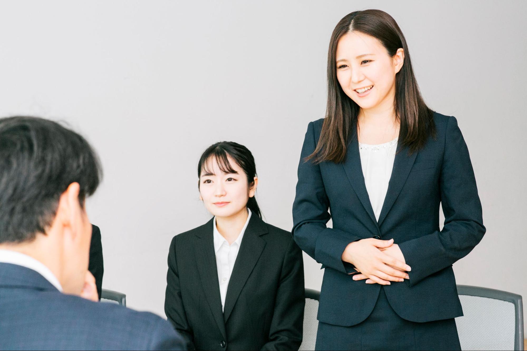 面接を受ける女性