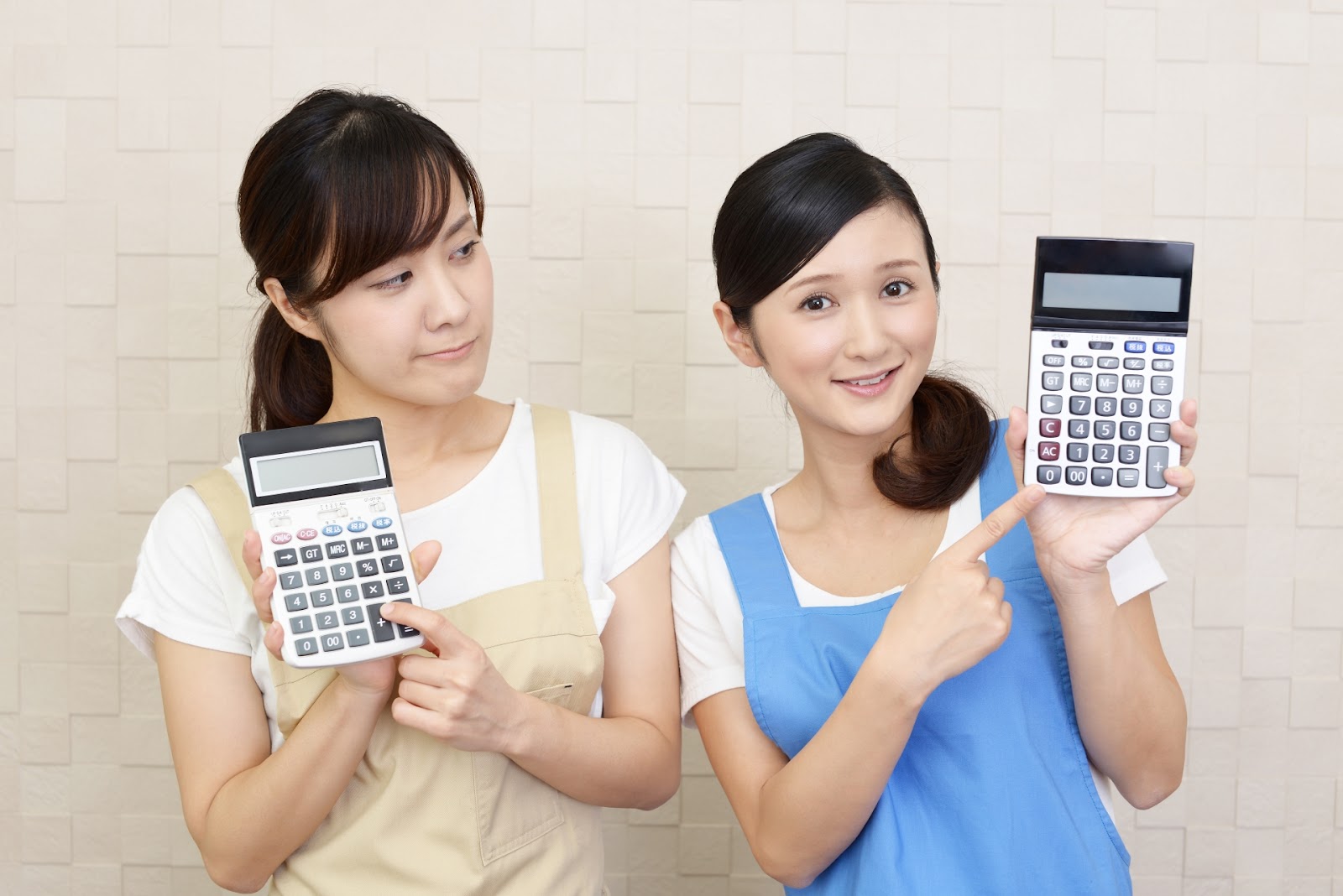 電卓と女性