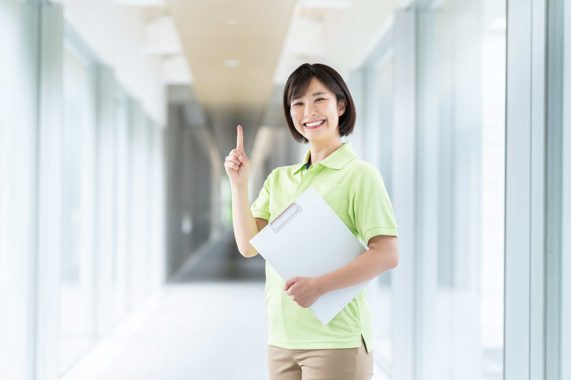 人差し指を立てる女性