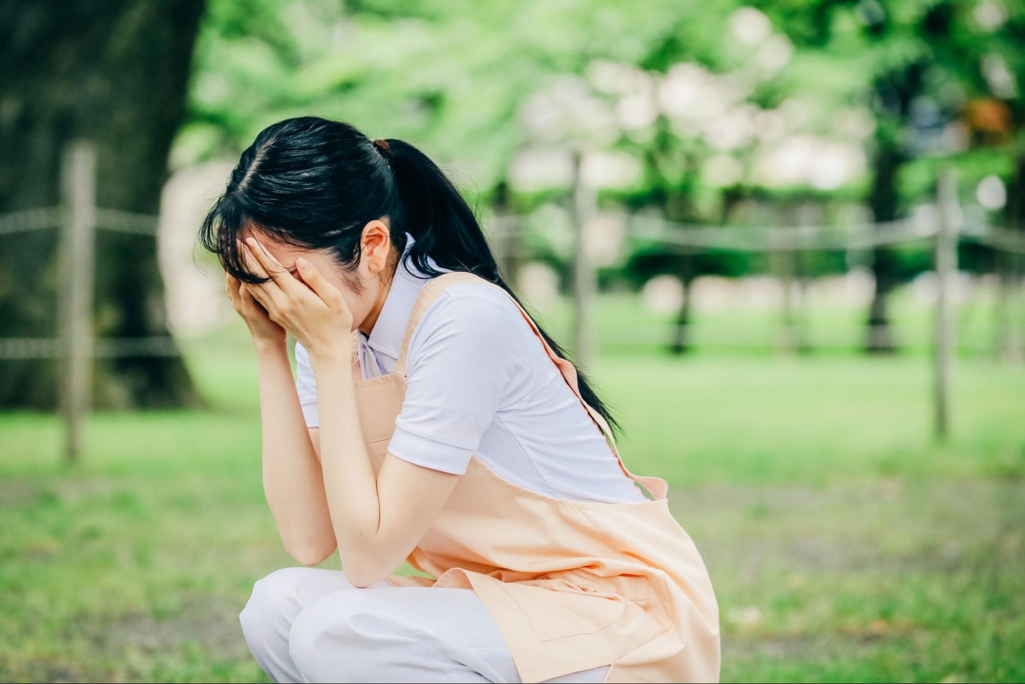 落ち込む女性