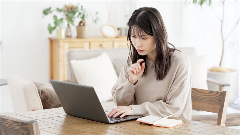 見直す女性