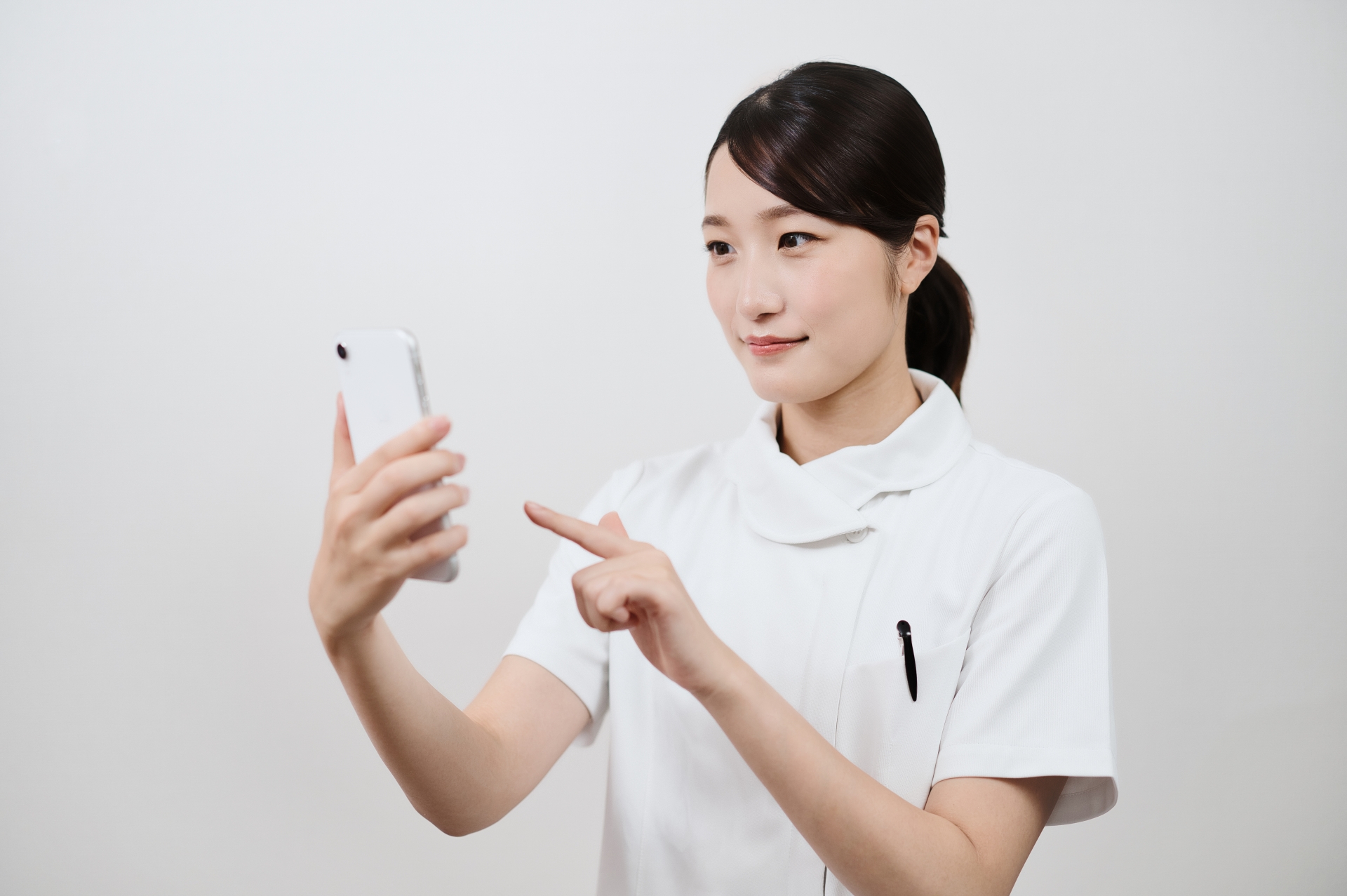 スマホを見る介護職