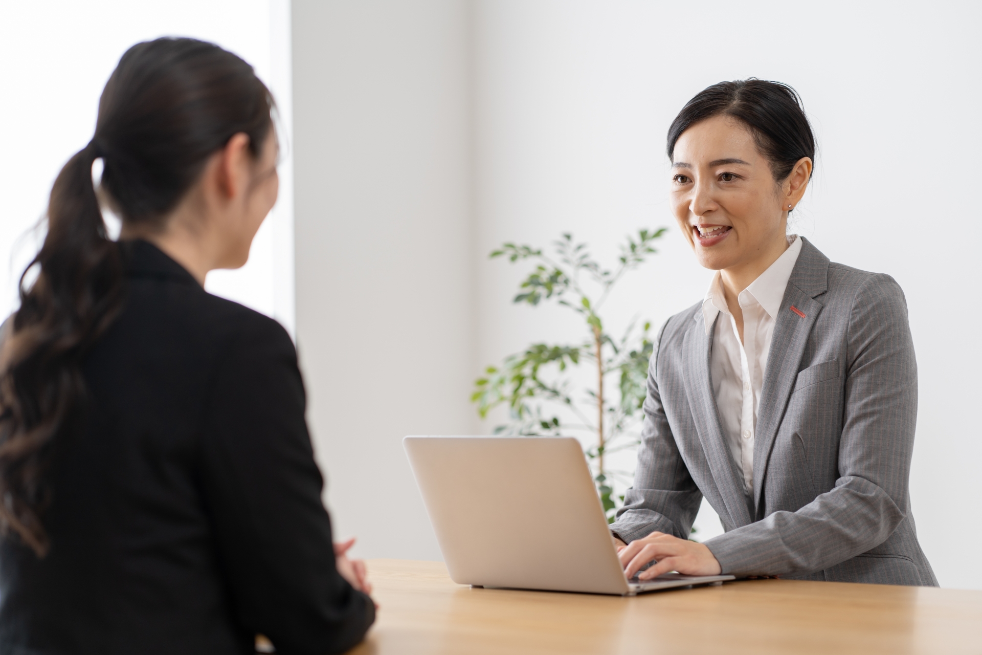 笑顔で話すミドル女性
