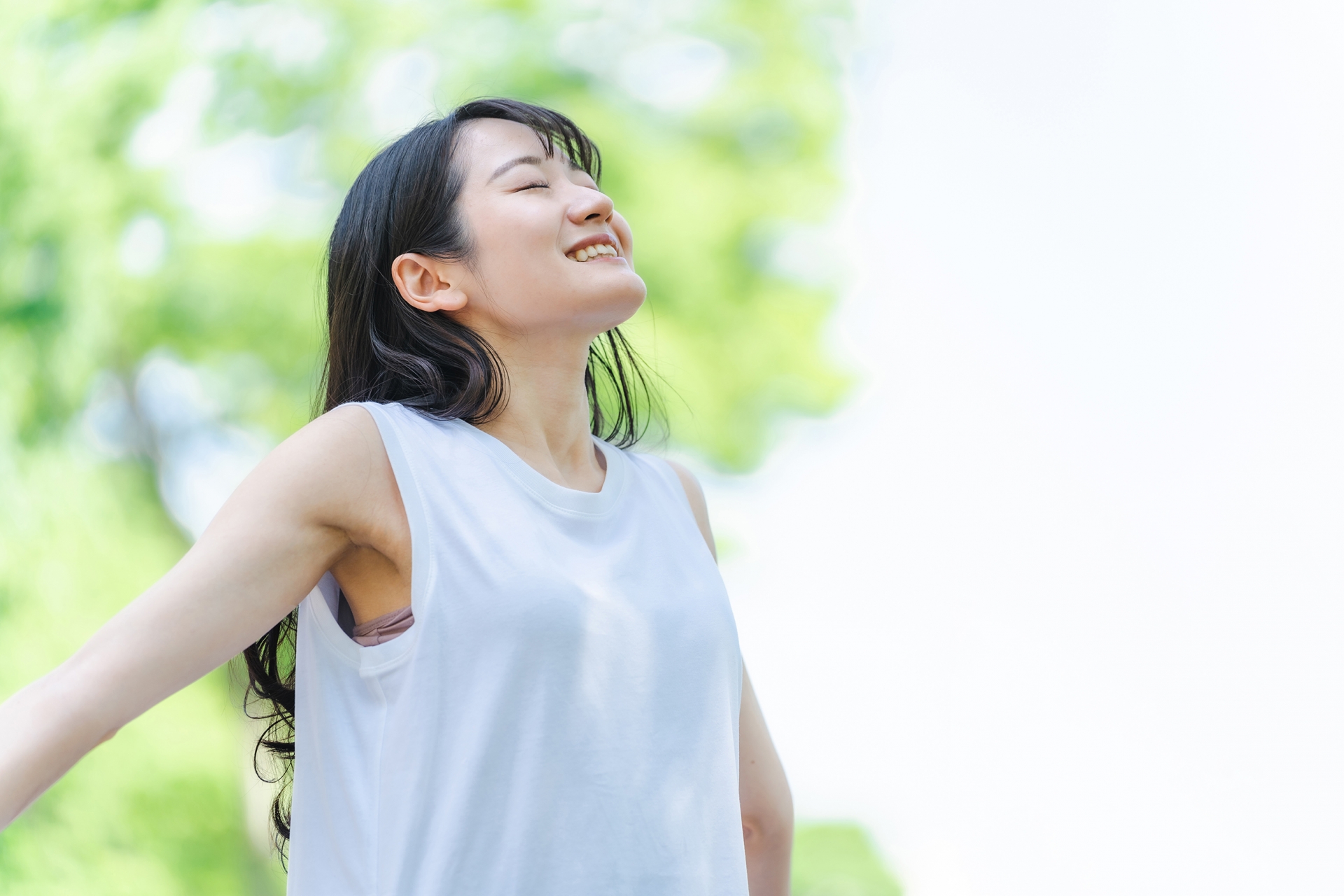 緑の中で深呼吸する日本人女性