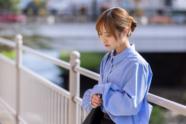 落ち込む女性