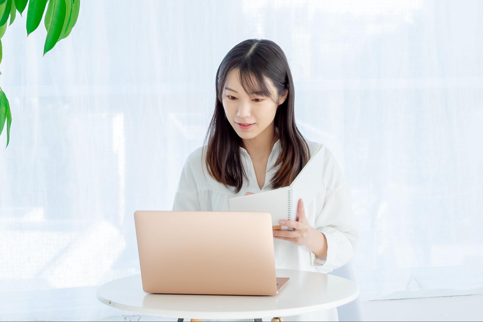 パソコンを使用する女性