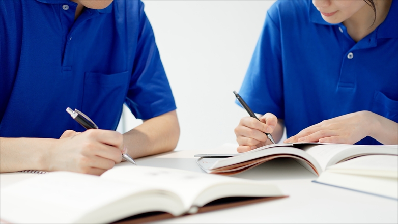 勉強する2人