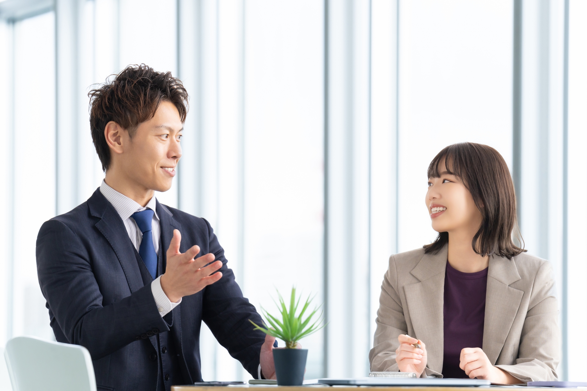 話し合う2人