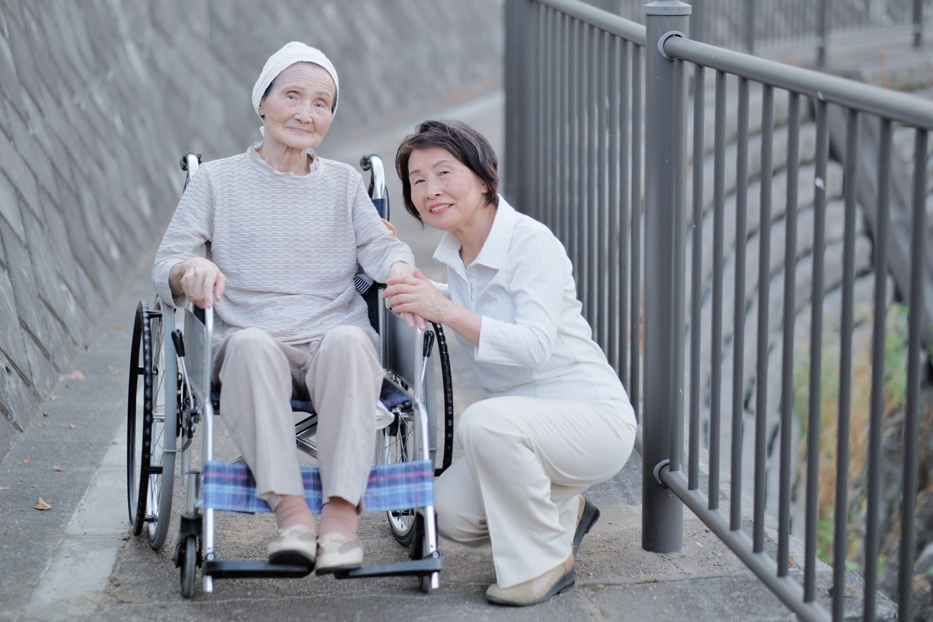 車椅子を支える介護士