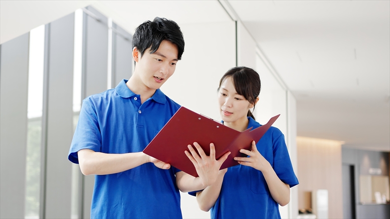相談する介護職