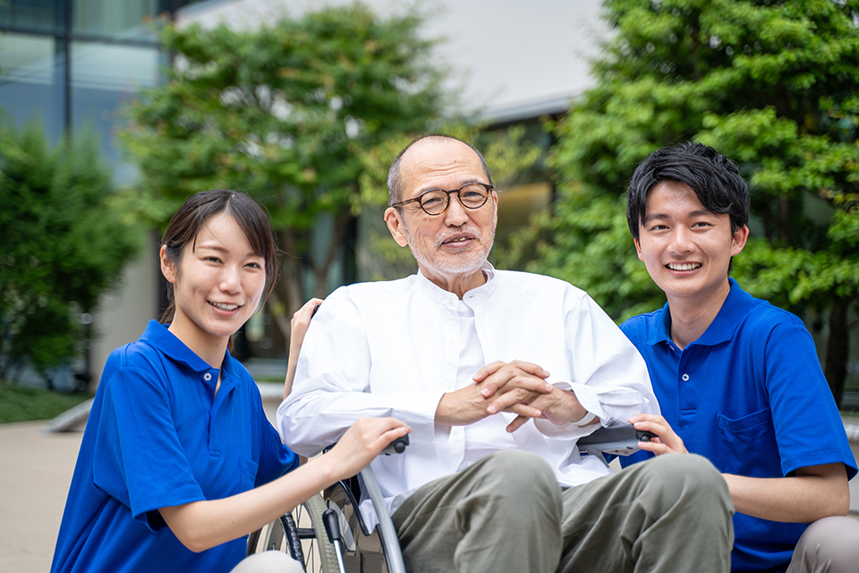 車いすの男性と介護施設の介護士