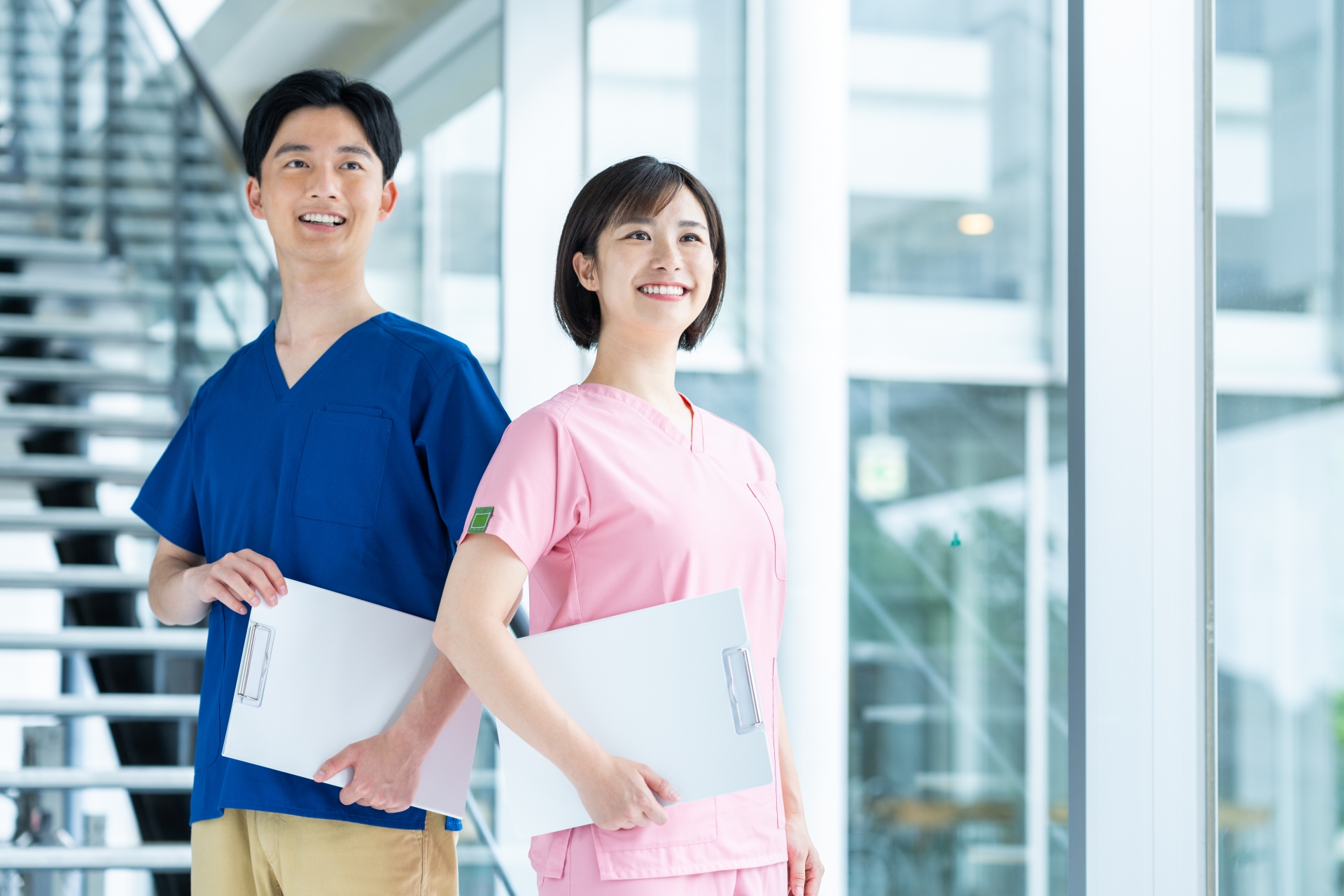 介護職を目指す男女