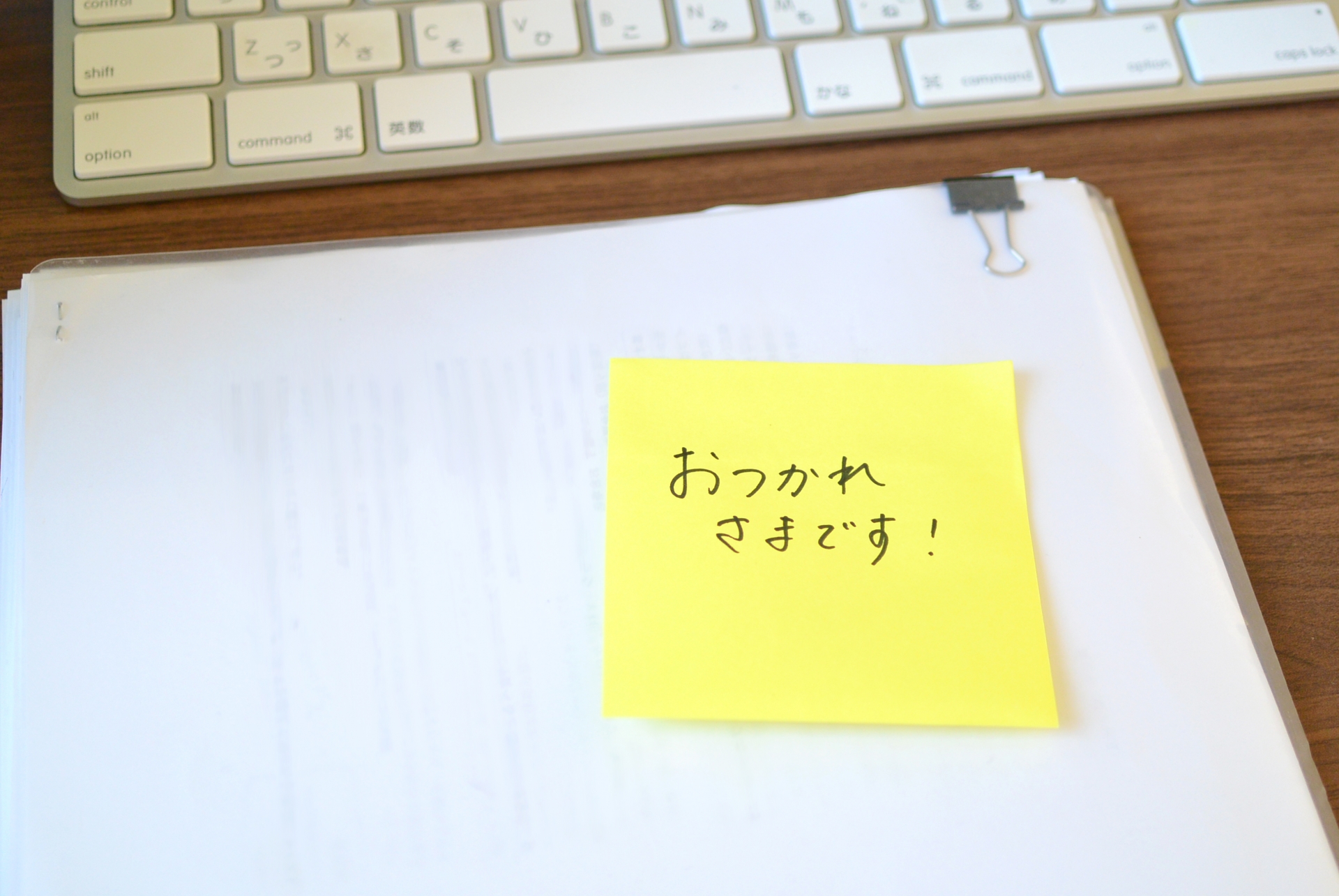付箋・メモ・パソコンのあるデスク