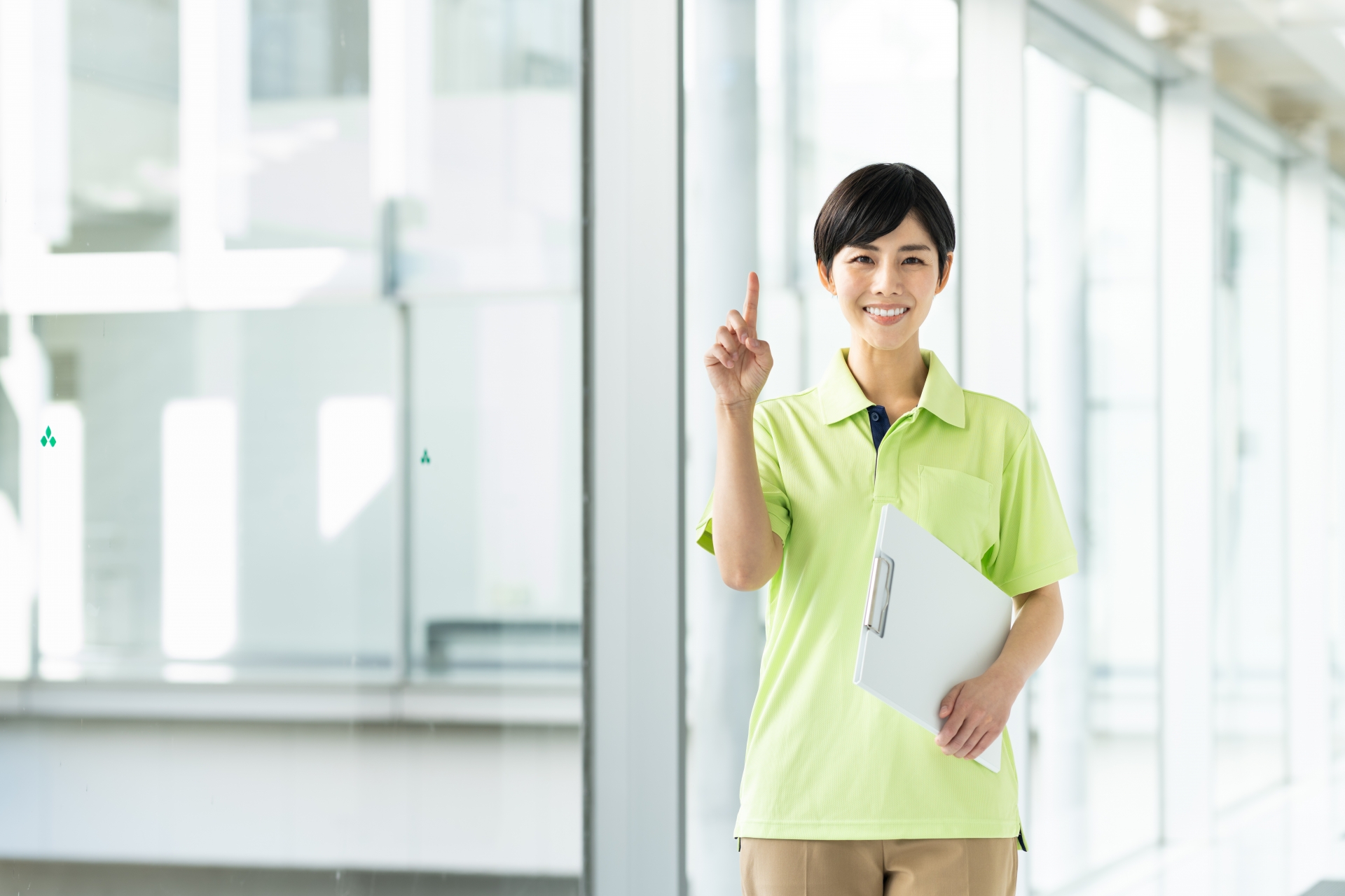 人差し指を立てる介護士