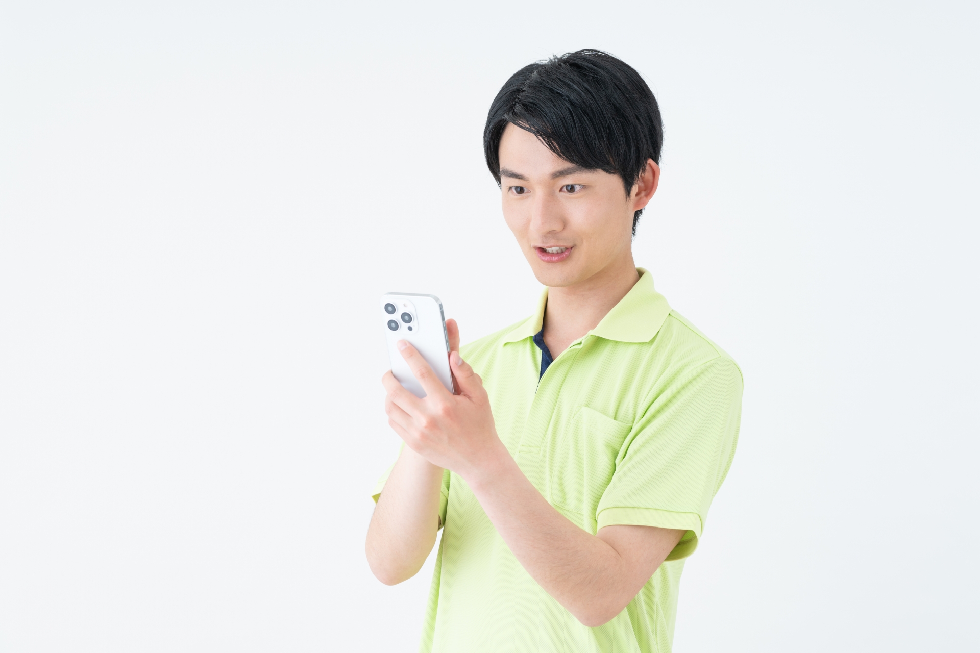 スマホを使用する男性