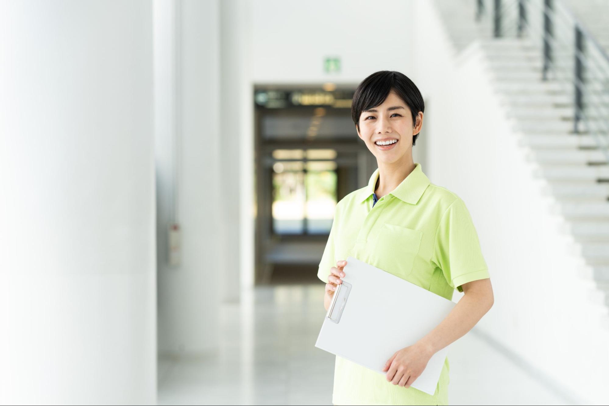 たたずむ女性