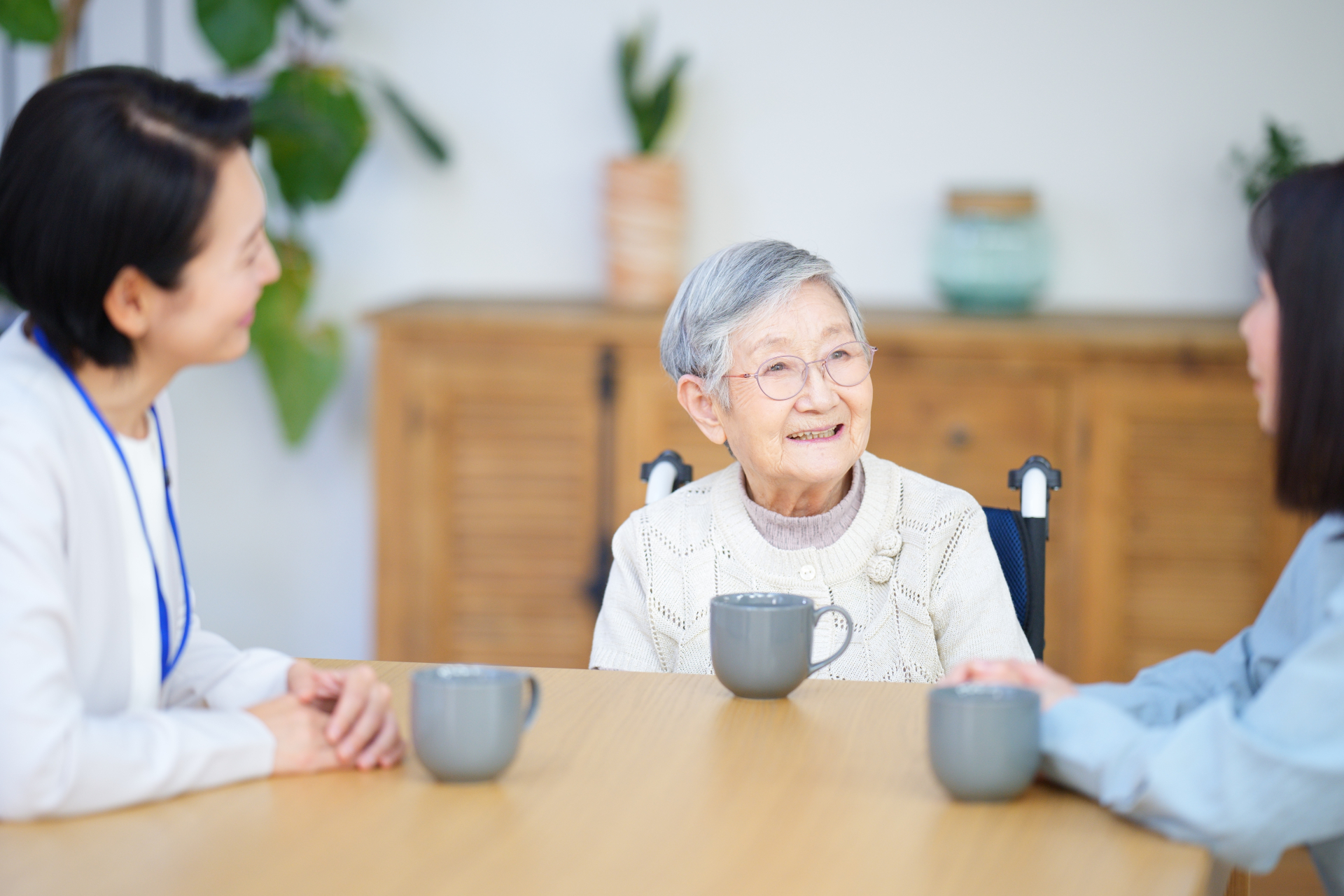 お話しする介護士
