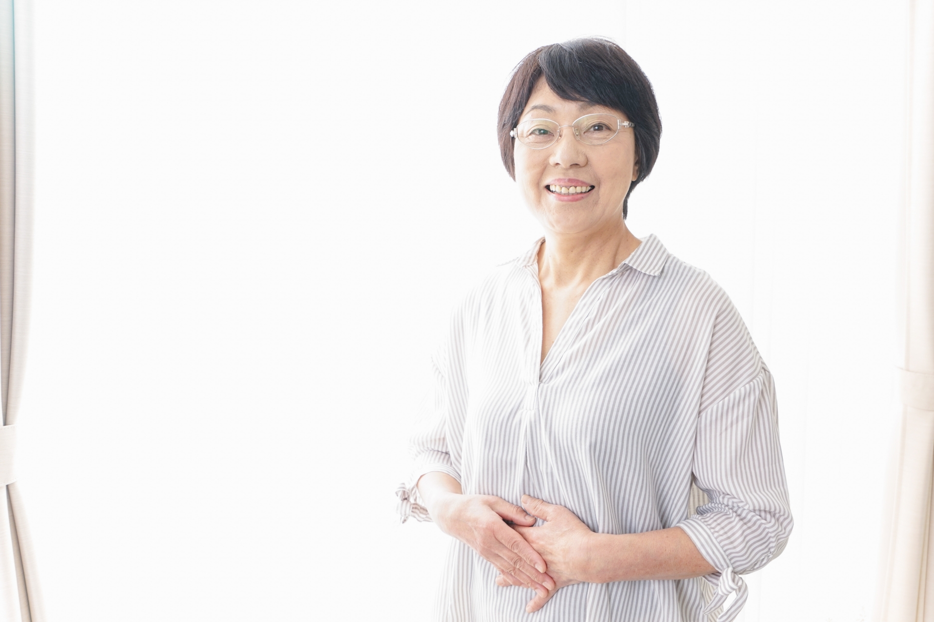 窓の側に立つ女性