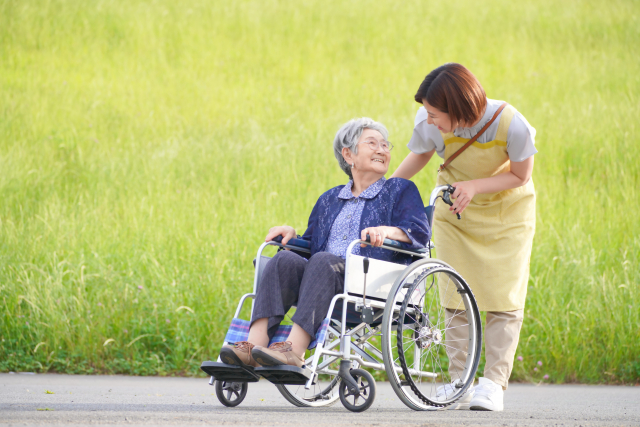 車椅子を押す介護士