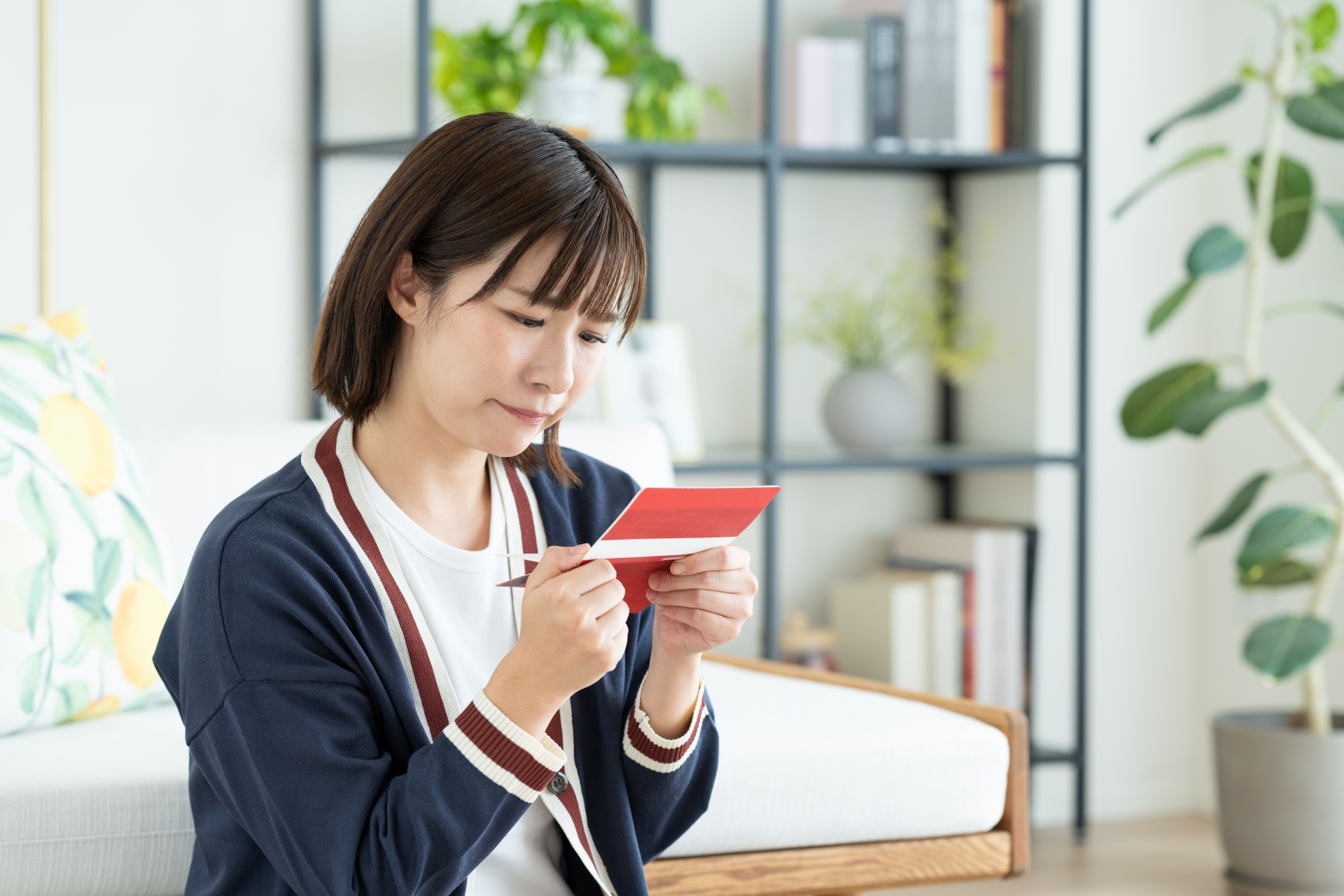 通帳を見る女性