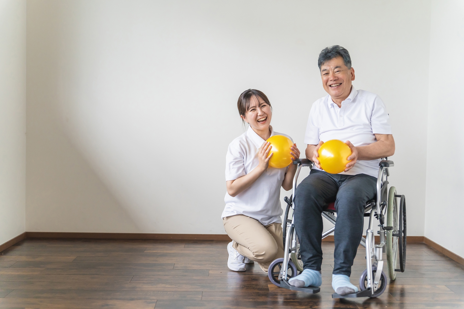 ボールを持つ女性と車椅子の男性