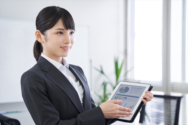 プレゼンする日本人ビジネスウーマン