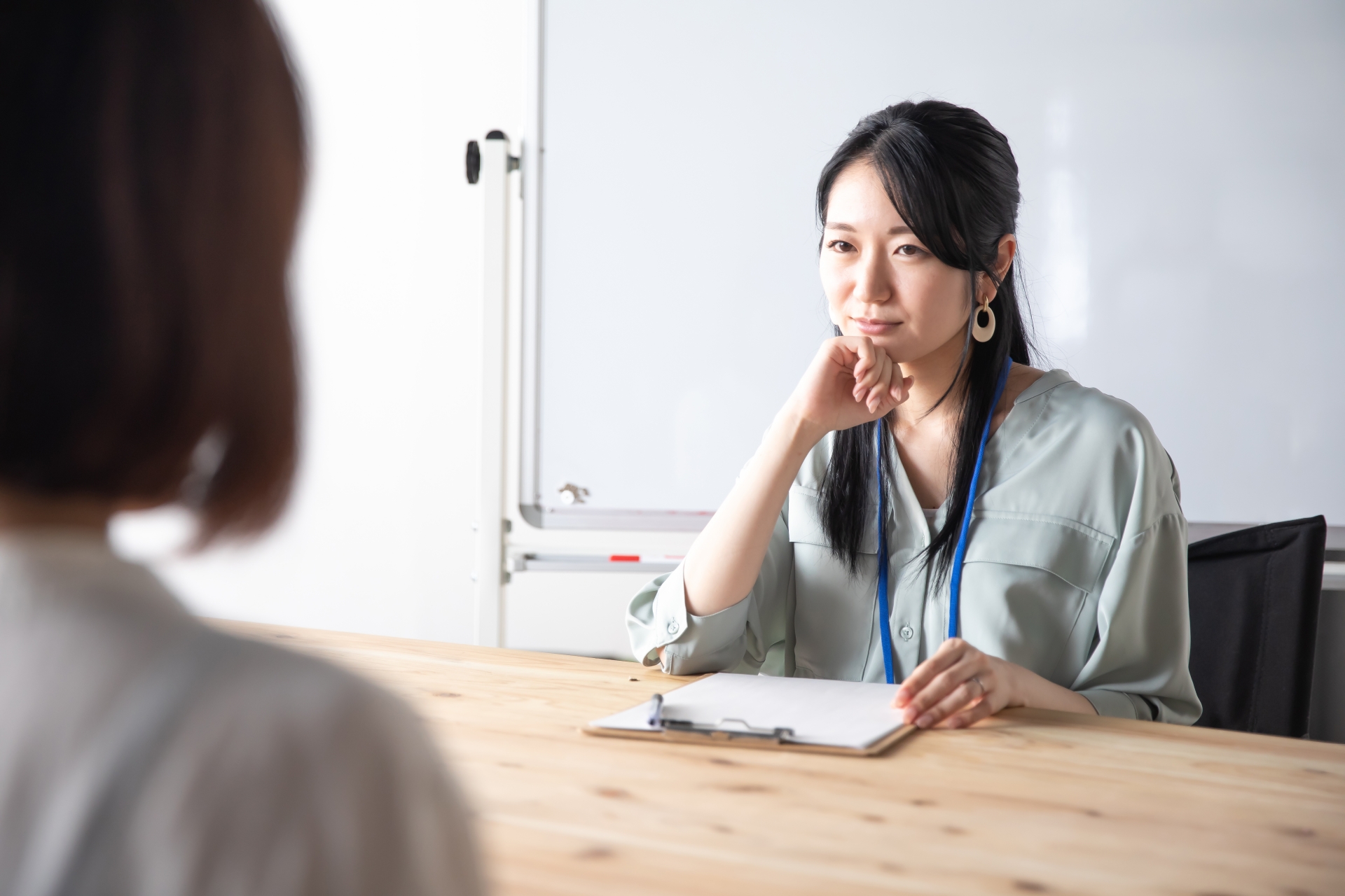 会議中の女性