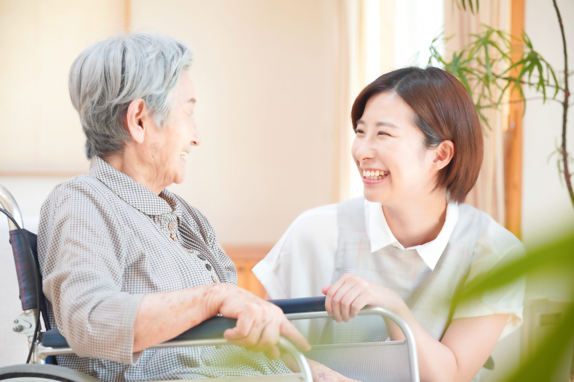 笑顔で話す女性