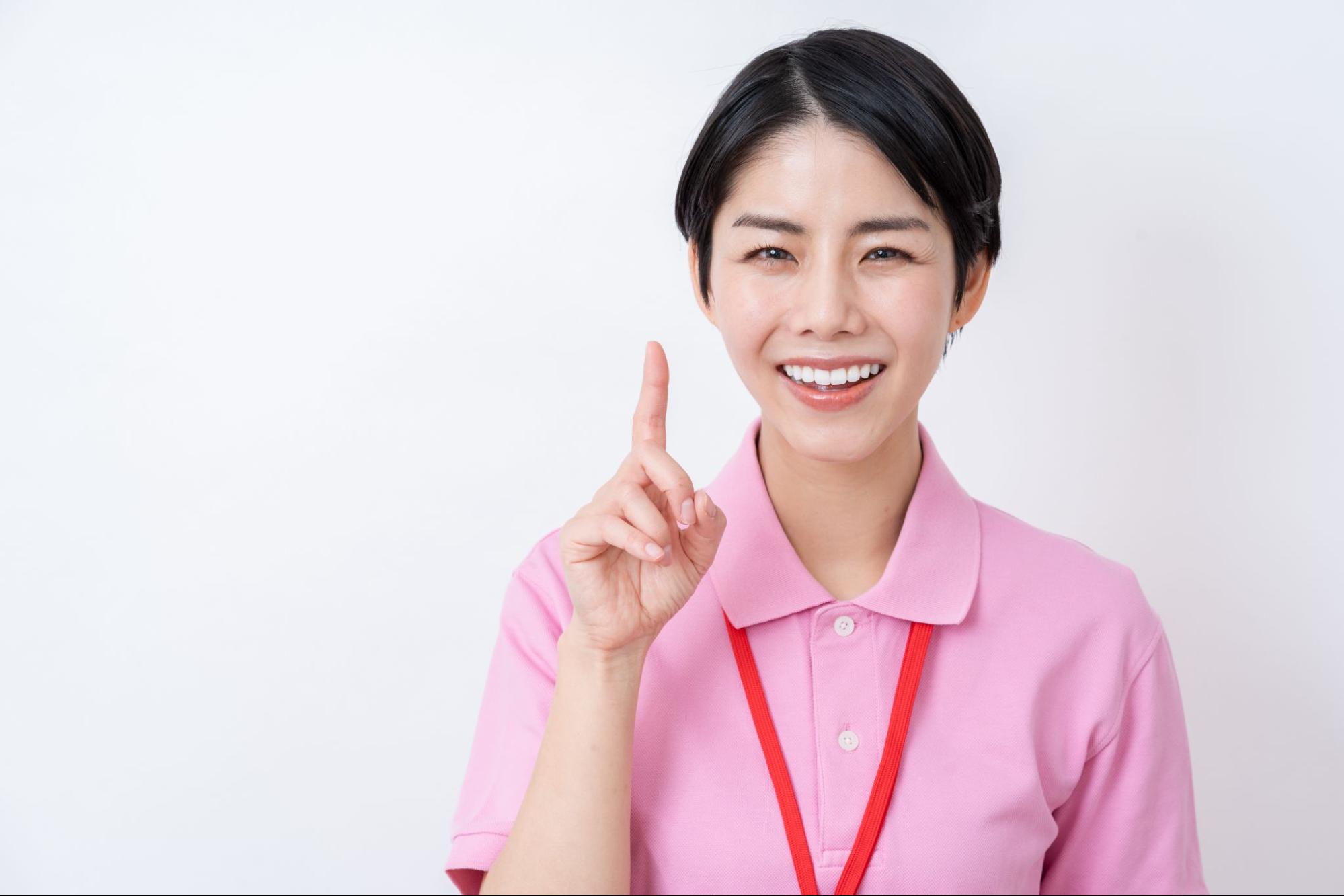 指差ししている介護士