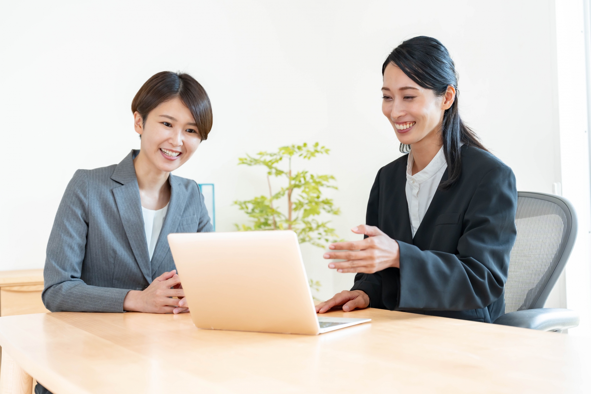 提案をする女性