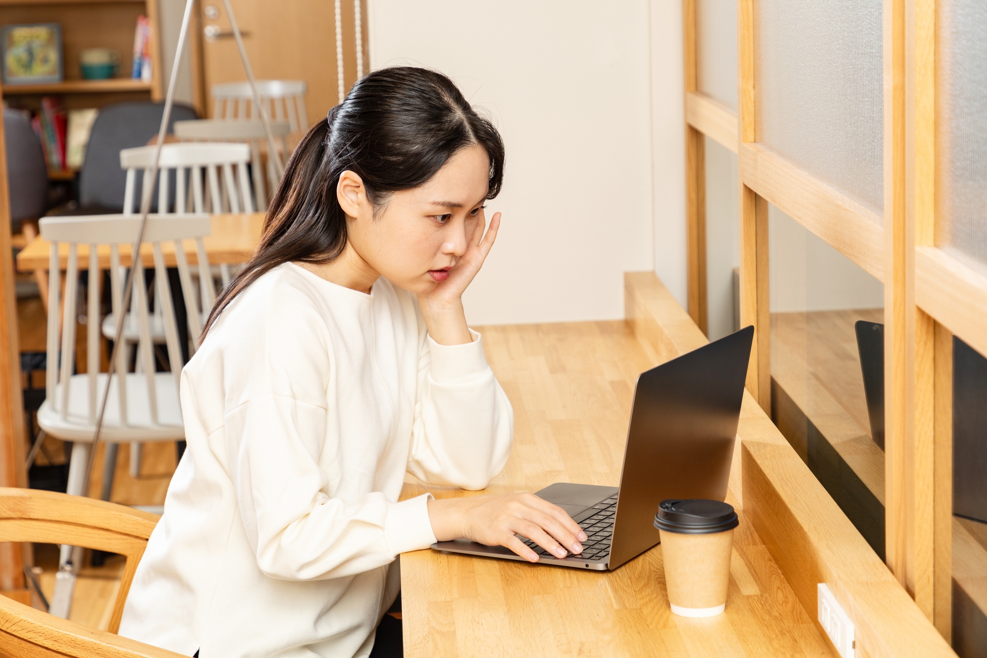 不安を見つける女性