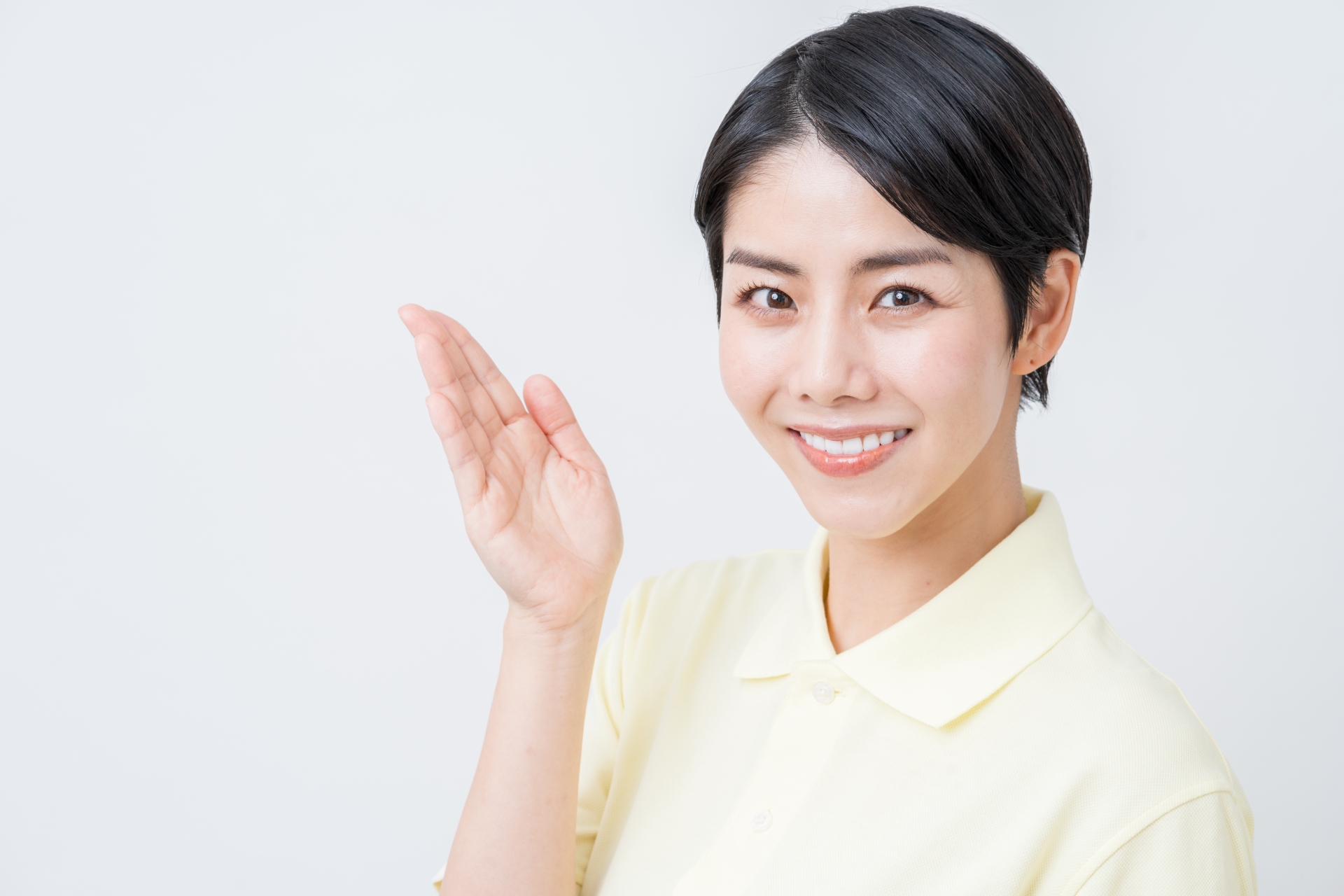 提案する介護士の女性
