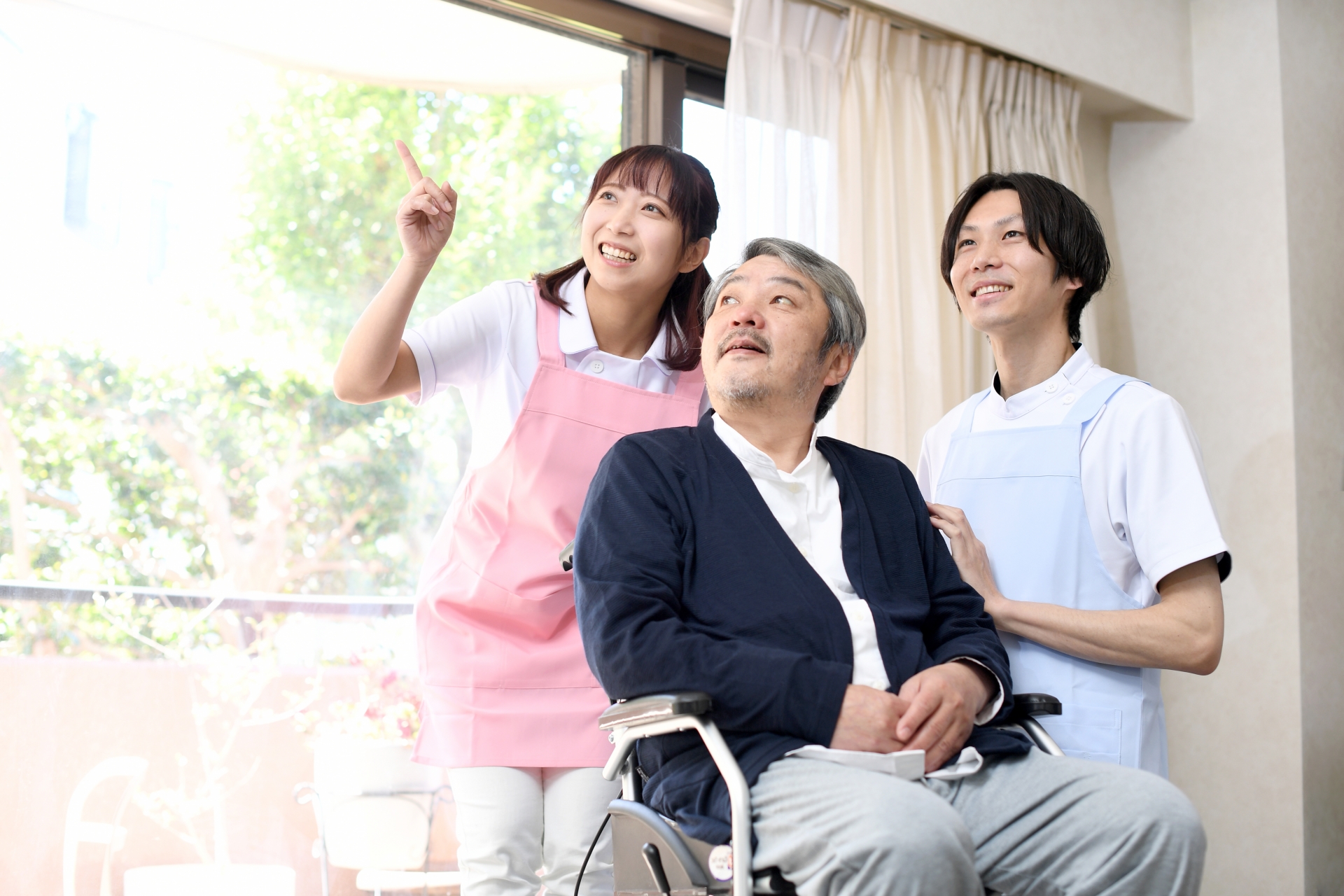 窓の外を見る利用者と職員