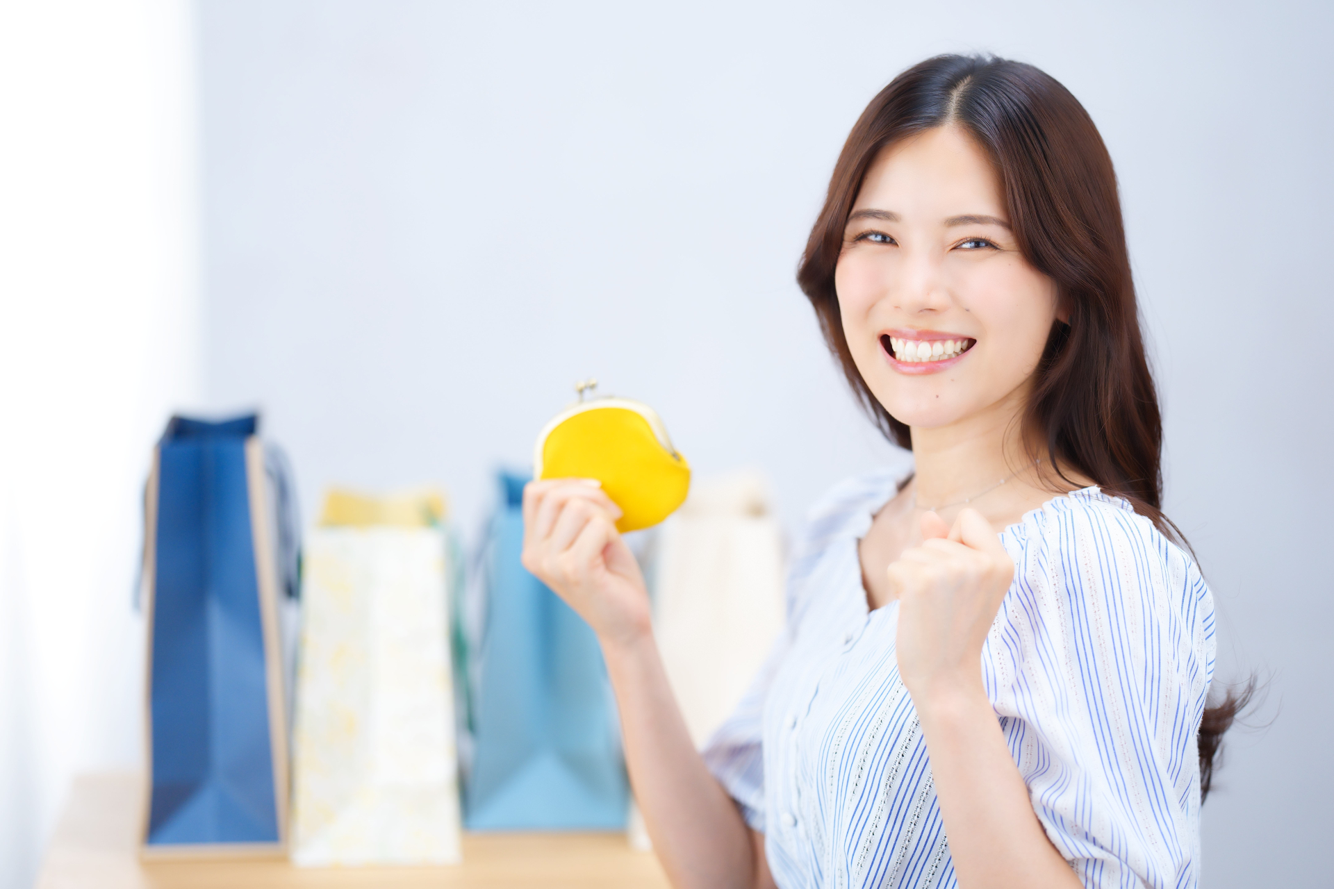 お財布を持った笑顔の女性