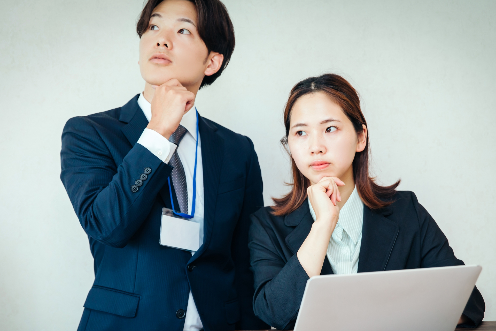 考える男女